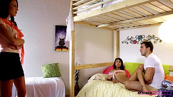 Cặp đôi đang Chịch Nhau Bị Mẹ Bắt Tại Trận